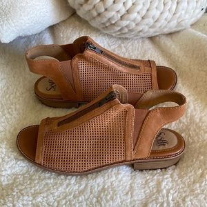 Soft Nalda zip sandal NWOB